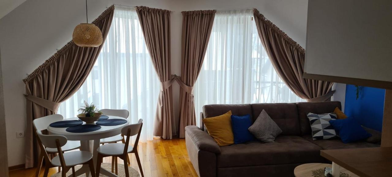 Cozy Corner Apartment *